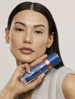 Woman holding an Augustinus Bader serum